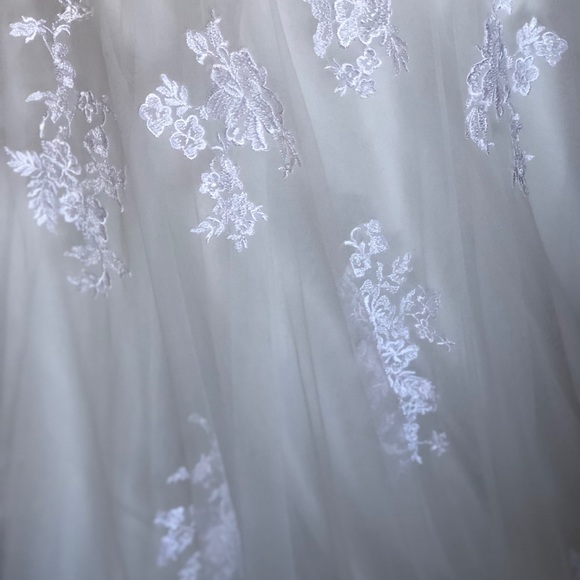 Alfred Angelo Wedding Dress - Picture 3 of 13